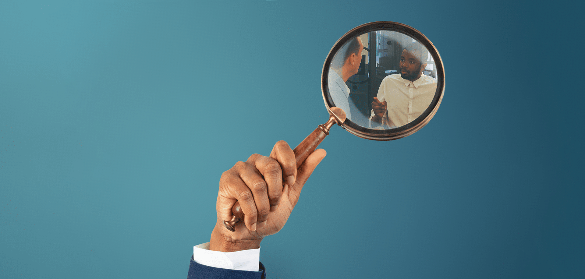 Une loupe pour représenter une micro-agression en entreprise
